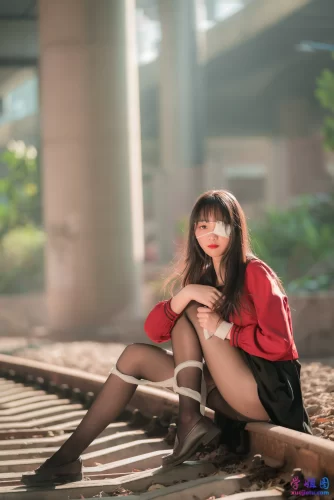 西瓜少女 – 铁轨成片47P-学姐图