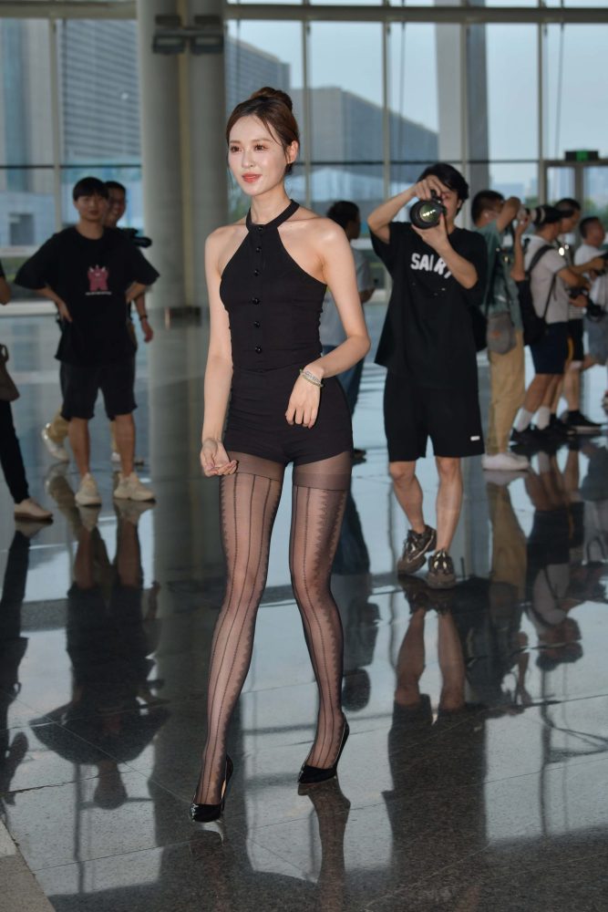 P3065 短裤黑高跟女神气 【80P】-学姐图