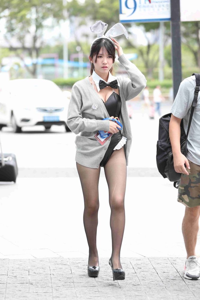 精选街拍作品 NO.3708 黑色连体衣黑丝高跟[34P／48MB]-学姐图