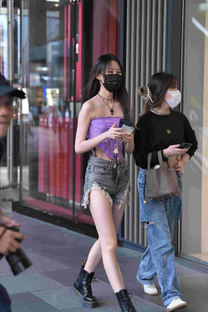 精选街拍作品 NO.3726 灰色热裤美腿小蛮腰[77P／314MB]-学姐图