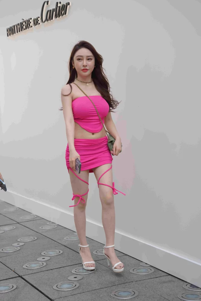 精选街拍作品 NO.3739 粉色紧身包臀裙小蛮腰-学姐图