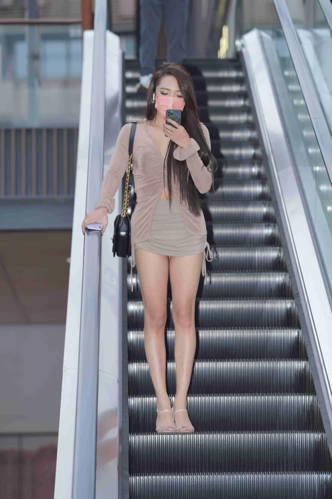 精选街拍作品 NO.3725 灰色紧身包臀裙凉高[208P／659MB]-学姐图