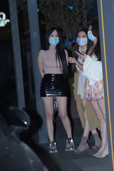 精选街拍作品 NO.3741 黑色皮裙花色短裙凉高-学姐图