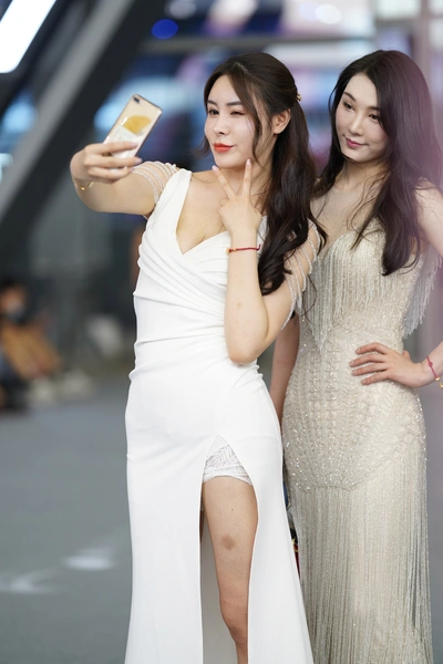 精选街拍作品 NO.3749 白色长裙美腿美胸-学姐图