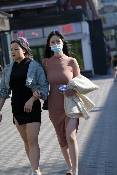 精选街拍作品 NO.3750 粉色紧身包臀裙美腿-学姐图