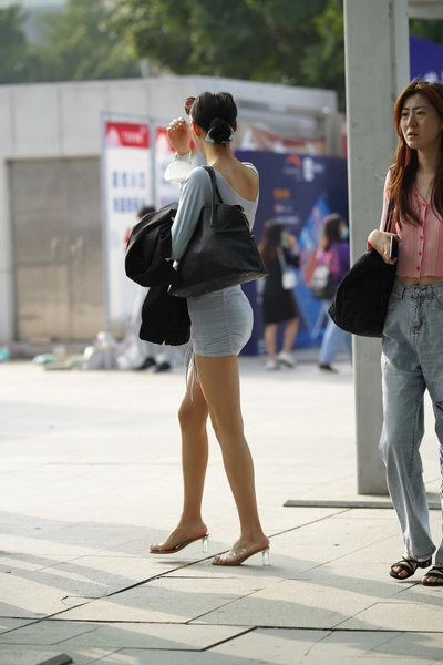 精选街拍作品 NO.3789 蓝色紧身包臀裙美腿-学姐图