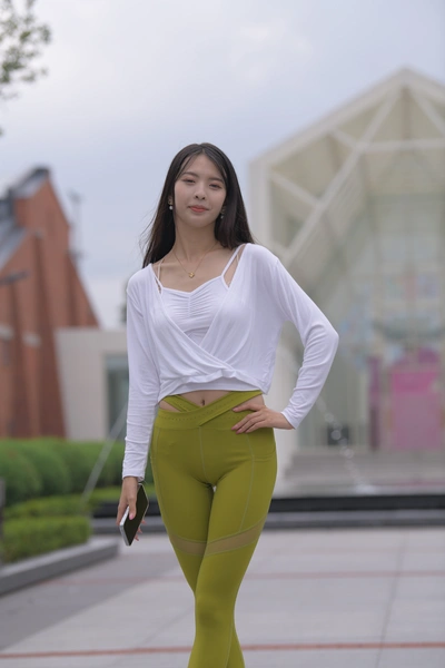 精选街拍作品 NO.3790 一始街拍作品 - 绿色瑜伽裤美女-学姐图