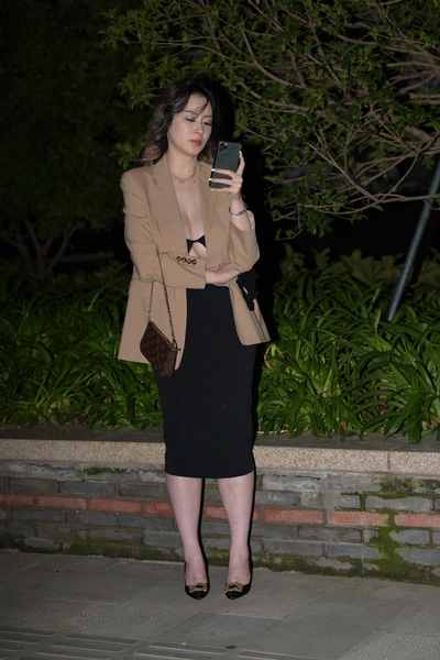 精选街拍作品 NO.3758 黑色紧身包臀裙美胸-学姐图