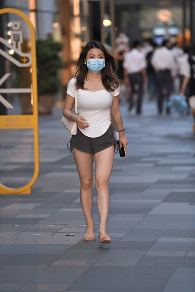 精选街拍作品 NO.3759 灰色热裤美腿凉高-学姐图