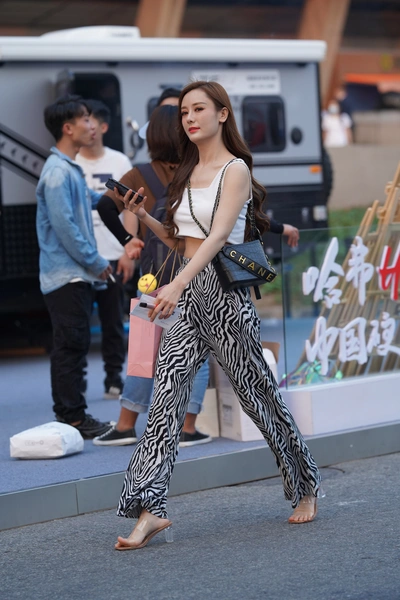 精选街拍作品 NO.3787 花色长裤凉高-学姐图