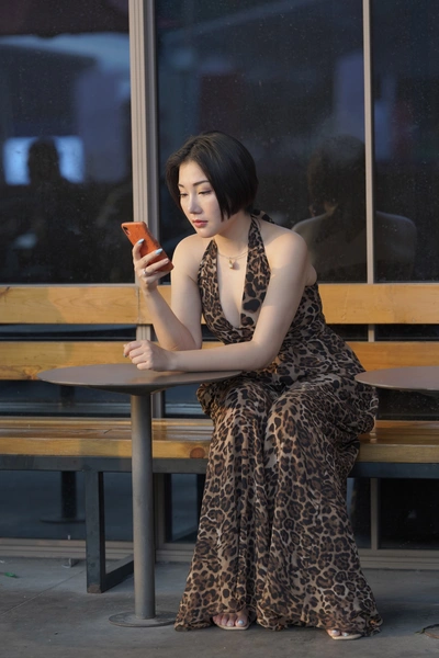 精选街拍作品 NO.3757 豹纹喇叭裤豹纹连体衣豹纹长裤-学姐图