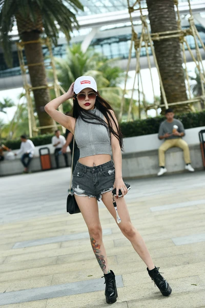 精选街拍作品 NO.3807 黑色热裤美腿纹身-学姐图