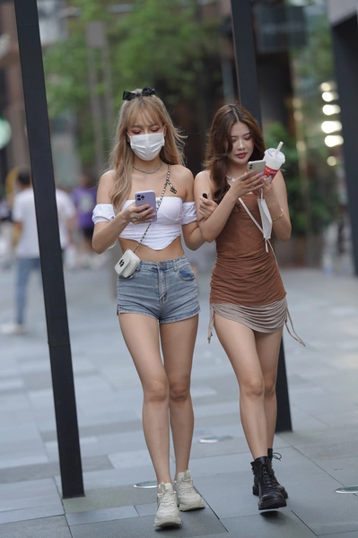 精选街拍作品 NO.3794 蓝色热裤美腿翘臀-学姐图