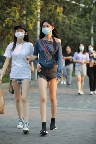 精选街拍作品 NO.3806 黑色热裤美腿-学姐图