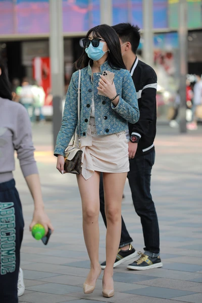 精选街拍作品 NO.3808 白色紧身包臀裙美腿高跟-学姐图