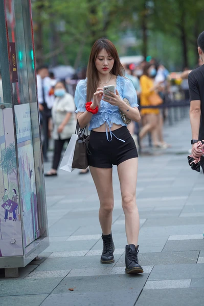 精选街拍作品 NO.3805 黑色热裤短靴-学姐图