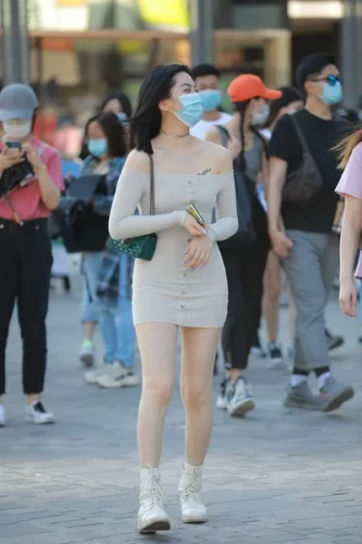 精选街拍作品 NO.3810 灰色紧身包臀裙美腿香肩-学姐图