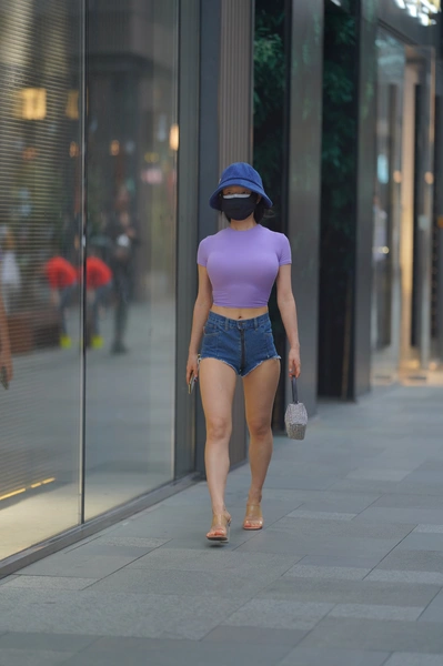 精选街拍作品 NO.3793 蓝色热裤美腿美胸-学姐图