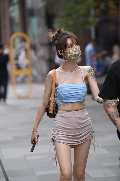 精选街拍作品 NO.3799 咖色紧身包臀裙香肩纹身-学姐图