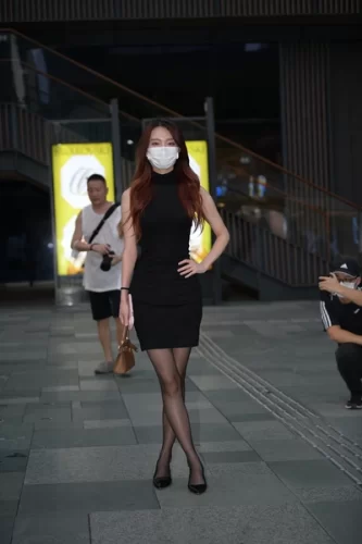 精选街拍作品 NO.3944 黑色连衣裙显白-学姐图