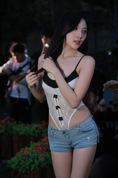 精选街拍作品 NO.3911 甜美牛仔短裤-学姐图