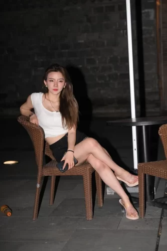 精选街拍作品 NO.3919 热舞美女-学姐图
