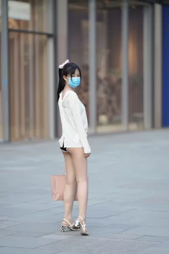 精选街拍作品 NO.3949 休闲装黑白搭配-学姐图