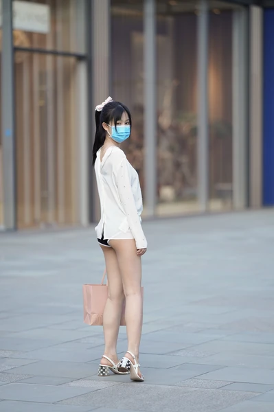 精选街拍作品 NO.3949 休闲装黑白搭配-学姐图