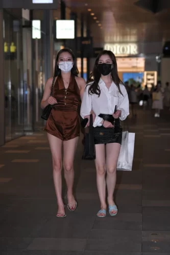 精选街拍作品 NO.3997 咖色热裤黑色皮裙-学姐图